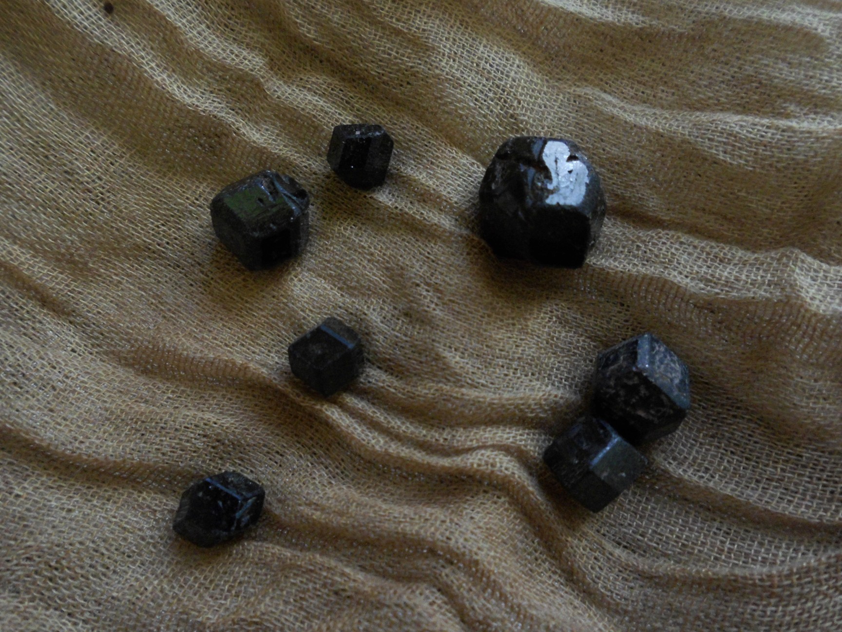 malé pravidelně tvarované krystalky černého melanitu