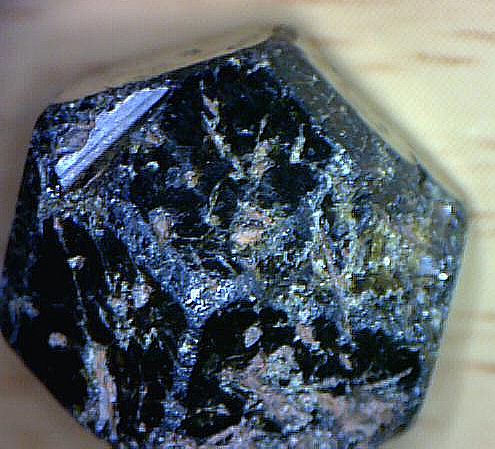 pravidlený krystal melanitu, reálná velikost 8mm