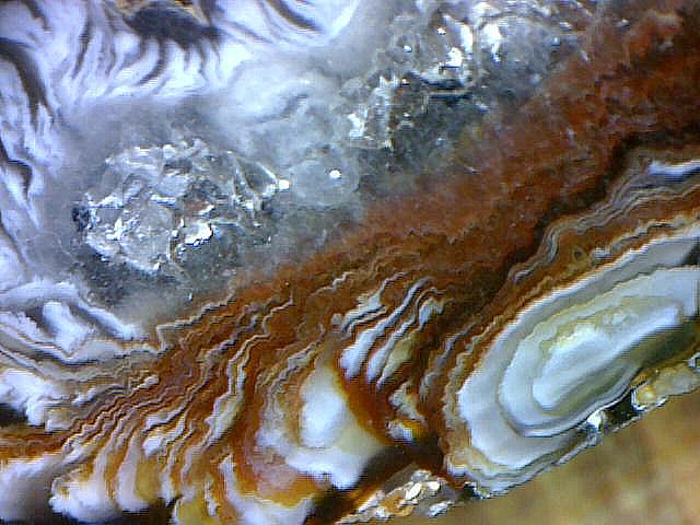 peříčkový achát  - vzniká v bublině v hotrké lávě.