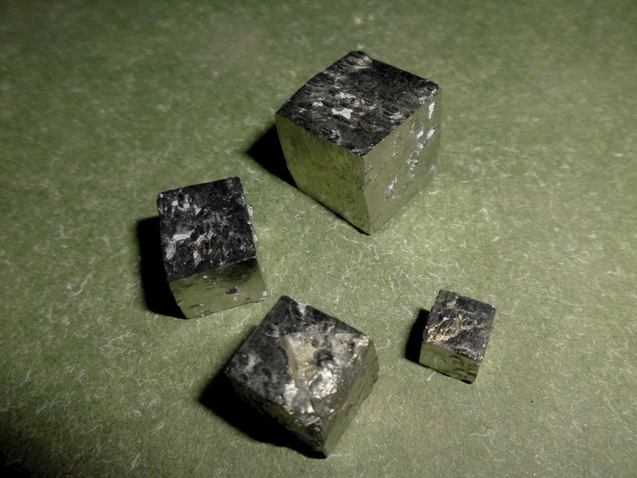 krychlové krystalky pyritu
